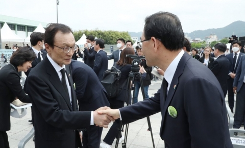 여야, 5·18 정신 추모···“역사를 바로 세우자”