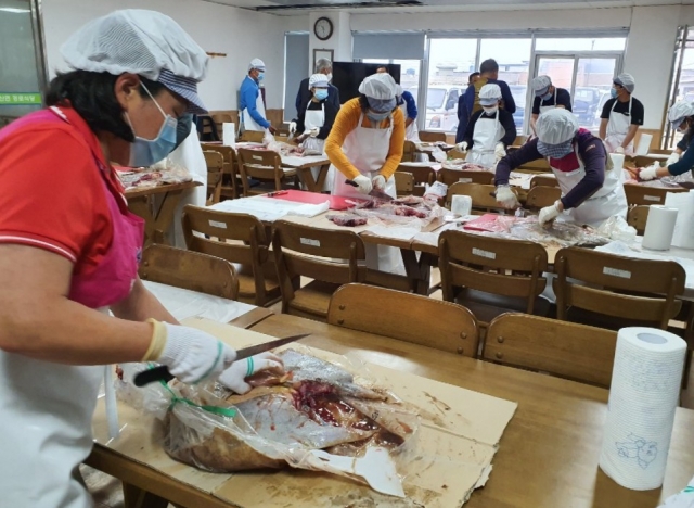 신안군, ‘바다의 백작’흑산 홍어 썰기 학교 운영