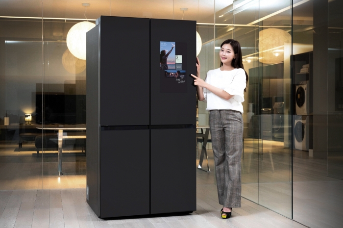 삼성전자 모델이 수원 삼성전자 디지털시티 프리미엄하우스에서 패밀리허브가 적용된 비스포크 냉장고 신제품을 소개하고 있다. 사진=삼성전자 제공