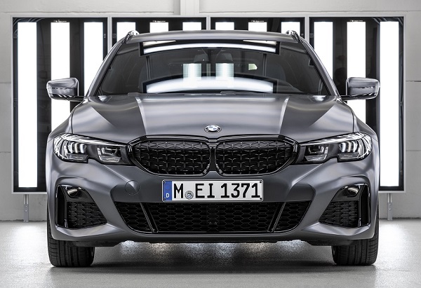 고성능 스포츠 세단 M340i는 3시리즈 최초로 선보인 M 퍼포먼스 모델로 3시리즈 세단 중 가장 강력한 주행 성능과 차별화된 디자인, 다양한 최신 편의사양을 갖춰 한층 더 다이내믹한 드라이빙의 즐거움을 선사한다. 사진=BMW 제공