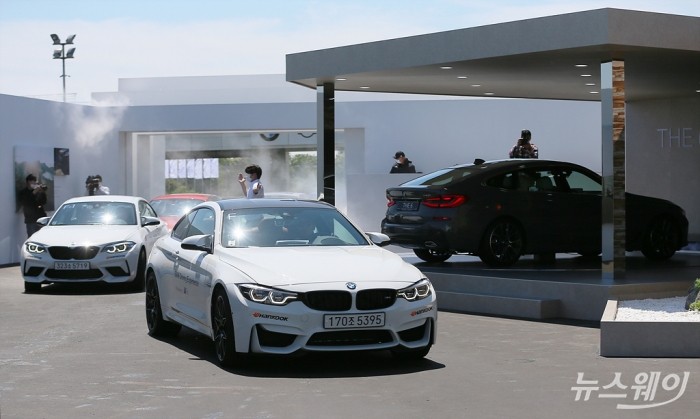드라이브스루 형식으로 진행된 BMW 신형 THE 5 & THE 6 월드 프리미어 ‘세계 최초 공개’. 사진=이수길 기자 leo2004@newsway.co.kr