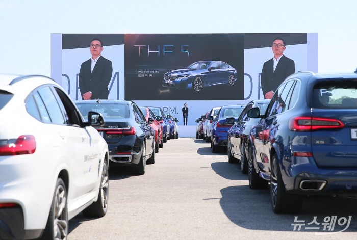 드라이브스루 형식으로 진행된 BMW 신형 THE 5 & THE 6 월드 프리미어 ‘세계 최초 공개’. 사진=이수길 기자 leo2004@newsway.co.kr