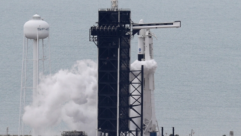 美 스페이스X, 기상악화로 첫 민간 유인우주선 발사 연기