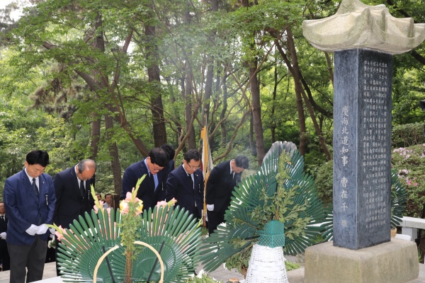 2019년 나야대령 기념비 참배 모습(사진제공=수성구)