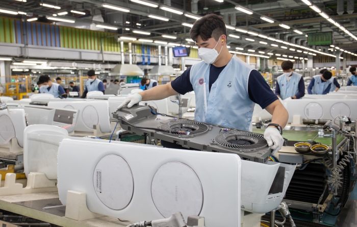 광주광역시 광산구 하남산단 6번로에 위치한 삼성전자 광주사업장에서 직원들이 ‘무풍에어컨’을 생산하고 있다. 사진=삼성전자 제공