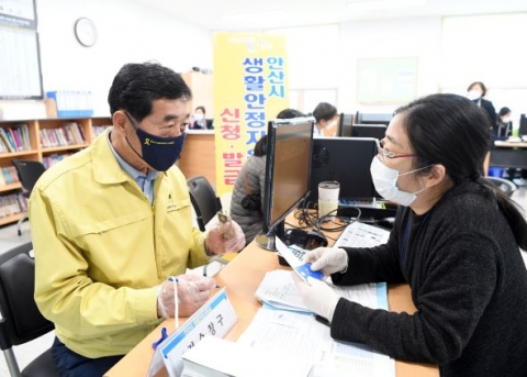 취약계층 재난지원금···찾아가는 ‘원스톱 서비스’ 제공 外