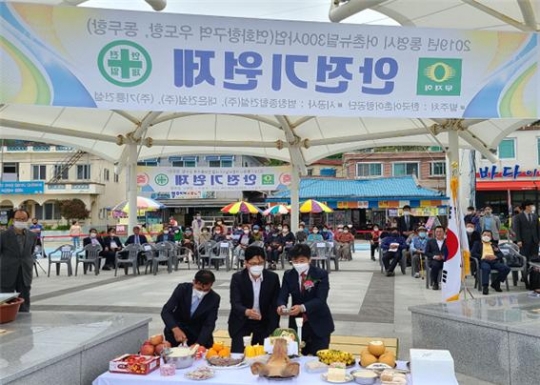 3일 강현상 한국어촌어항공단 동남해지사장(맨우측)이 안전기원제 행사에 참여하고 있다.