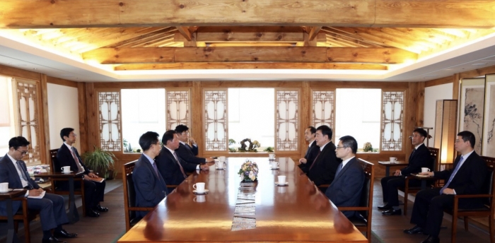 최태원 회장(왼쪽서 두번째)과 싱하이밍 중국 대사(오른쪽서 두 번째)가 지난 3일 만나 이야기를 나누고 있다. 사진=주한중국대사관 홈페이지