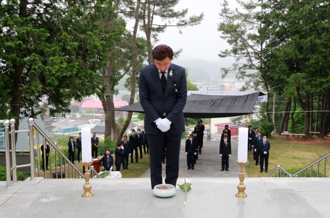 김철우 보성군수가 6일 진행된 ‘제65회 현충일 추념식’에서 묵념하고 있다.
