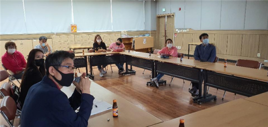 시흥시 신천동주민센터에서 열린 지역사회 상생협력사업 설명회 모습.