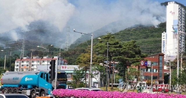 양산 금정산 산불, 22시간 만에 진화···“인명 피해 없어”