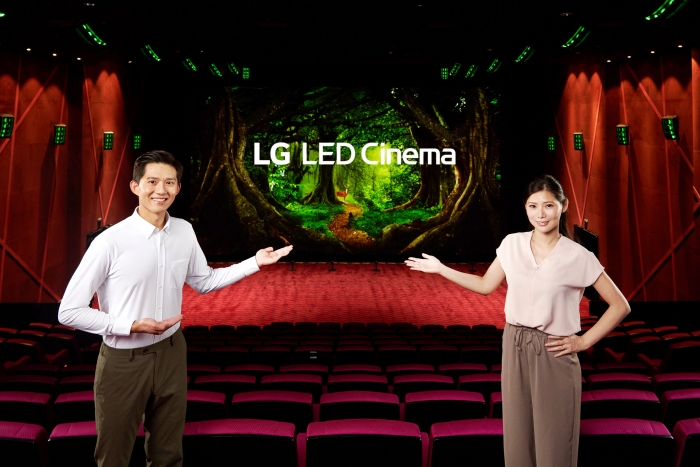 LG전자 모델이 대만 영화관 체인 ‘쇼타임 시네마’의 LED 상영관에 적용한 LG LED 시네마 디스플레이를 소개하고 있다. 사진=LG전자 제공