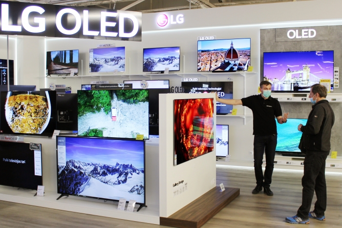 리투아니아 카우나스(Kaunas)시에 위치한 가전 매장을 찾은 고객이 LG 올레드 갤러리 TV를 둘러보고 있다. 사진=LG전자 제공