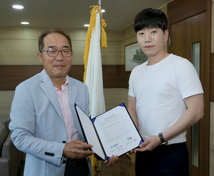 (왼쪽부터) 김종현 뉴스웨이 대표·안요한 베리컬처 본부장