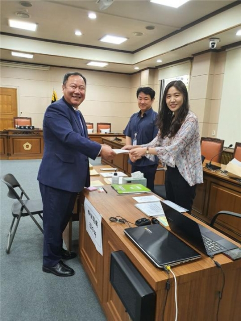김인호 서울시의원이 제10대 서울시의회 의장 선거 후보자로 등록하고 있다.