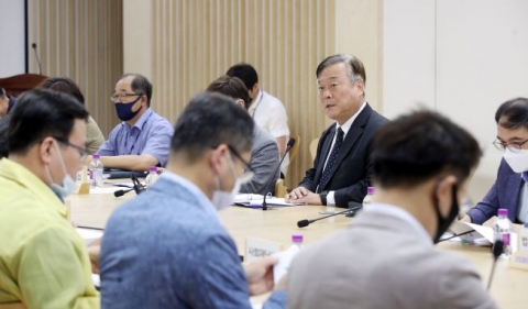   산하 A기관 여직원 탈의실서 소형카메라 발견···'설치 직원 적발' 즉각 조치 나서 外