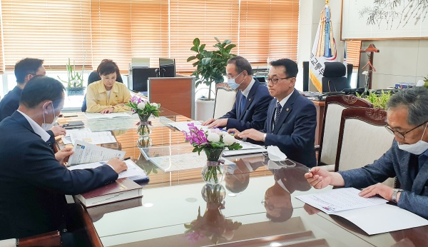 장세용 시장이 국토부를 방문해 김현미 장관과 지역현안을 논의 중이다.(사진제공=구미시)