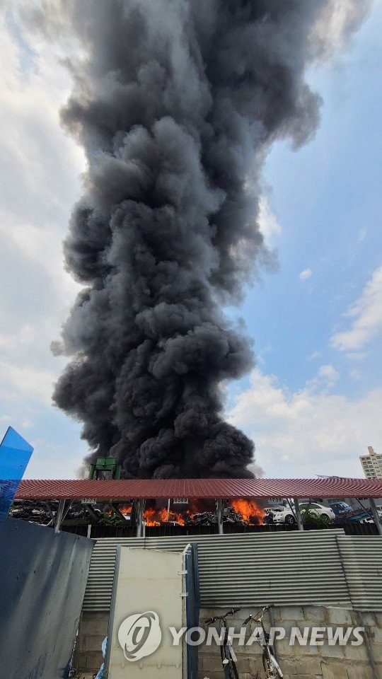 전주 폐차장서 화재···소방 당국, ‘대응 1단계’ 발령