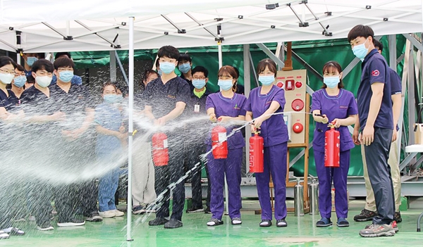 대구한의대학교 부속 포항한방병원 신입 직원들이 소화기사용 훈련을 하고 있다.(사진제공=대구한의대학교)