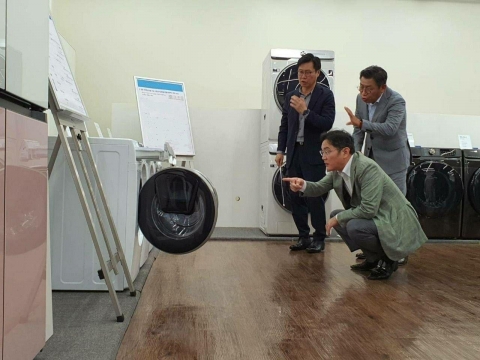 생활가전 현장 찾은 이재용 “경영환경이 우리 한계 시험 중”(종합)