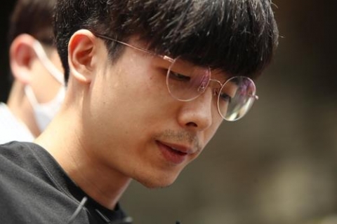 ‘갓갓’ 공범 안승진 얼굴 드러내···작은 체구에 안경 착용