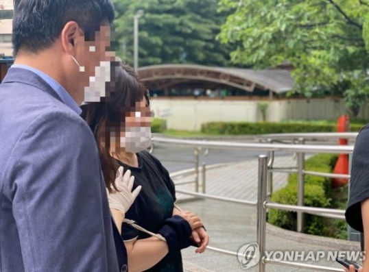 ‘지하철 마스크 난동’ 40대 여성, 법원 출석···영장실질심사 진행