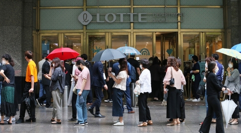 “새벽부터 줄 섰어요”···롯데百 노원점, ‘명품’ 사러 오픈런 진풍경