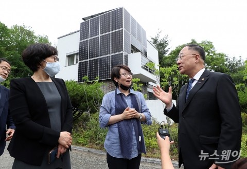 홍남기 “공공건축물도 제로 에너지화 과감히 추진해야”