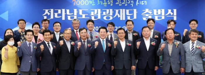 전라남도 관광재단 출범식이 25일 오후 무안군 삼향읍 전남전문건설회관에서 열린 가운데 김영록 전남지사, 이용재 도 의장, 김산 무안군수, 이건철 대표, 박재영 광주전남연구원장, 발기인 및 이사 등 참석자들이 기념촬영을 하고 있다.