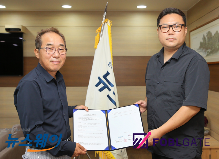 (왼쪽부터) 김종현 뉴스웨이 대표·어국선 포블게이트 이사