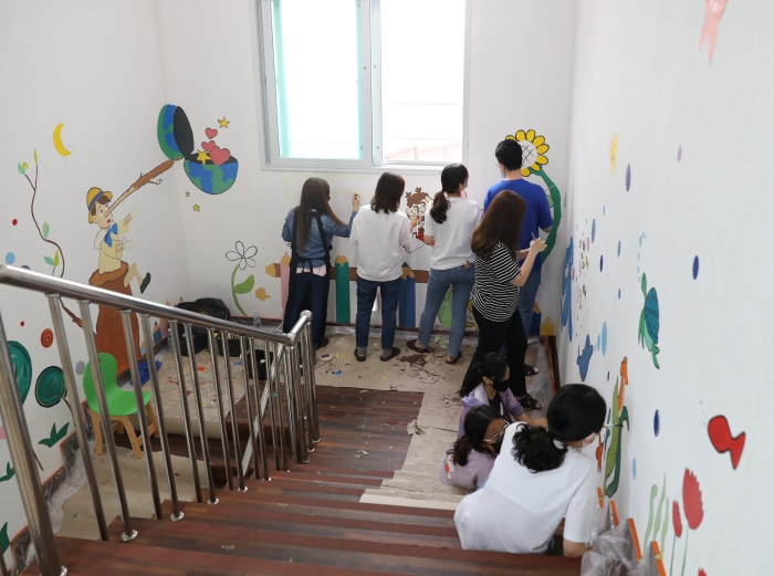 사학연금, 나주교육지원청과 아름다운 학교 벽화그리기 동참 기사의 사진