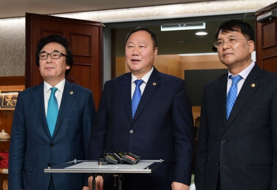 제10대 서울시의회 후반기 의장에 당선된 김인호 의원(가운데).