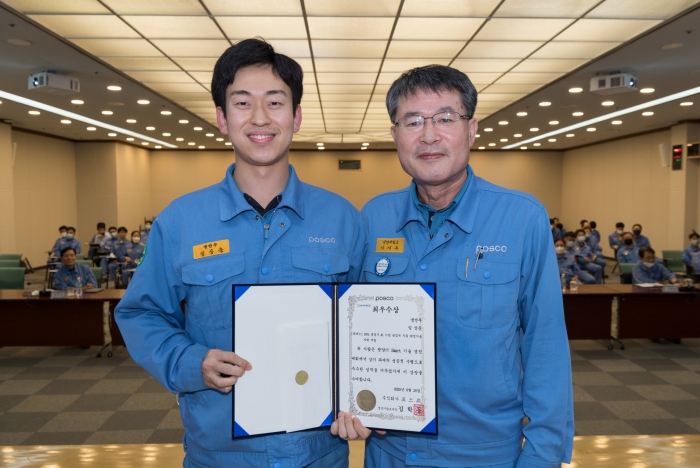 광양제철소가 25일 개최한 상반기 스마트기술 경진대회에서 최우수상을 수상한 냉연부 임상운 대리(왼쪽)가 이시우 광양제철소장(오른쪽)과 기념촬영하고 있다.