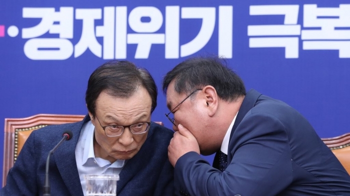 대화하는 더불어민주당 지도부. 사진=연합뉴스 제공