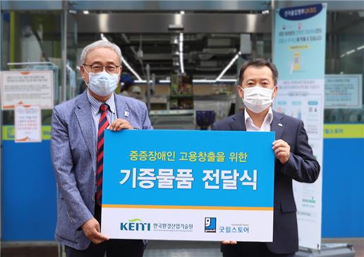 사진 오른쪽이 유제철 한국환경산업기술원장.