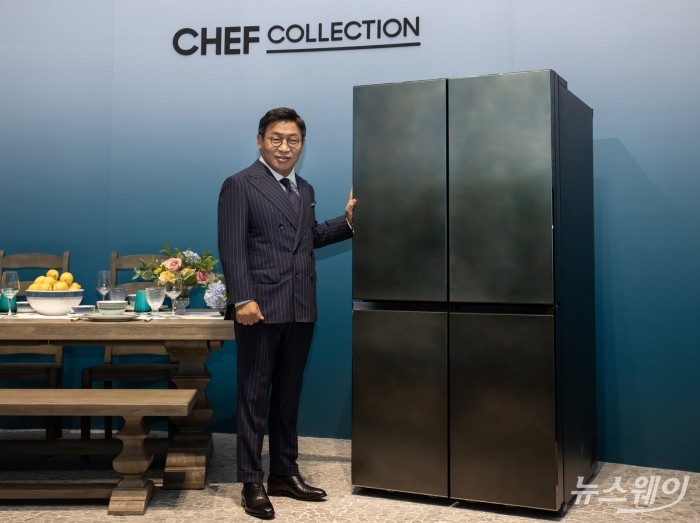 이재승 삼성전자 생활가전사업부장이 서울 성수동에 마련된 체험존에서 뉴 셰프컬렉션 냉장고를 소개하고 있다.