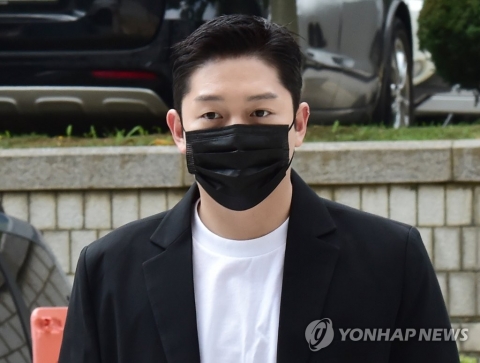 ‘故구하라 폭행·협박’ 최종범 법정구속···항소심 징역 1년