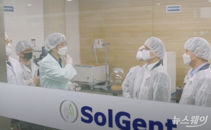 삼성이 진단키트 생산업체 ‘솔젠트’에 스마트공장 전문가 멘토 20여명을 파견해 공정 개선을 지원하는 모습. 사진=유튜브 화면 캡처
