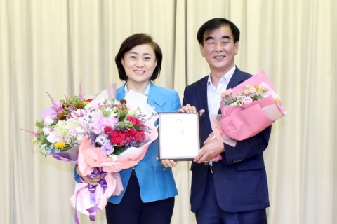 안혜영 경기도의회 부의장, ‘정책백서 성과보고 및 공로패 전달식’서 공로패 수상