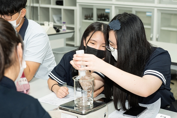 대구한의대 '2020 꿈찾기 진로캠프'에서 학생들이 '화장품 만들기 체험'을 하고 있다.(사진제공=대구한의대)