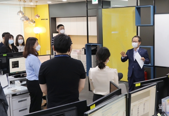 지난 1일 서울 중구 신한생명 본사에 신설된 ‘애자일존(Agile Zone)’을 방문한 성대규 사장(오른쪽 첫 번째)이 직원들을 격려하고 있다. 사진=신한생명
