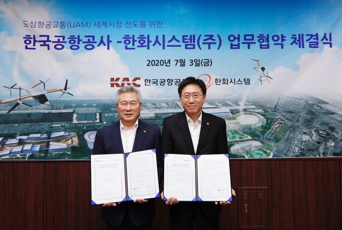 김연철 한화시스템 대표이사(오른쪽)와 손창완 한국공항공사 사장이 지난 3일 UAM 세계시장 선도를 위한 업무협약(MOU)을 맺고 기념사진을 찍고 있다. 사진=한화시스템 제공