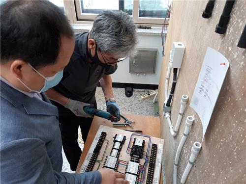 한국폴리텍대학 남인천캠퍼스 스마트전기과 김홍용 교수가 전기기능사대비 실습을 지도하고 있다.