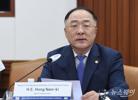 홍남기 “한미 통화스와프 시장 불안 선제 차단 효과”