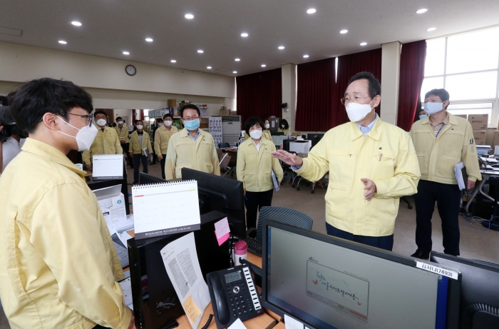 송하진 전북지사가 코로나19 대응상황 점검 위해 익산보건소 현장을 방문해 근무자들을 격려하고 있다