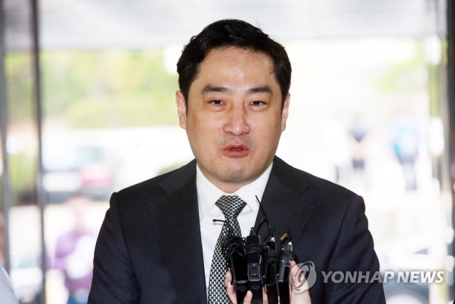‘대통령 명예훼손’ 강용석, 체포 뒤 8시간만 귀가···“우리만 고발”