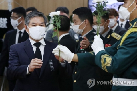 ‘6·25영웅’ 백선엽 빈소에 추모 행렬 이어져···문 대통령 조화 보내