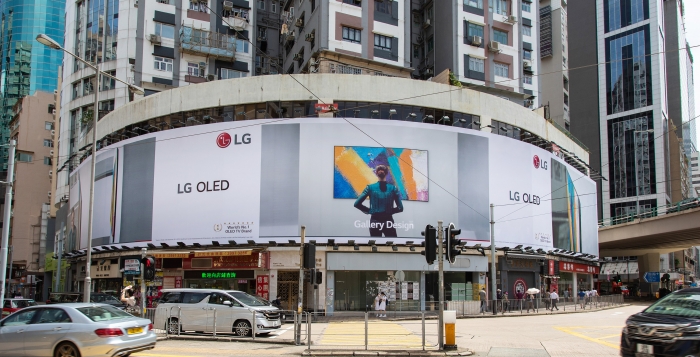 LG전자가 홍콩 최대 번화가 코즈웨이베이에 LG 올레드 TV 대형 옥외광고를 선보였다. 사진=LG전자 제공