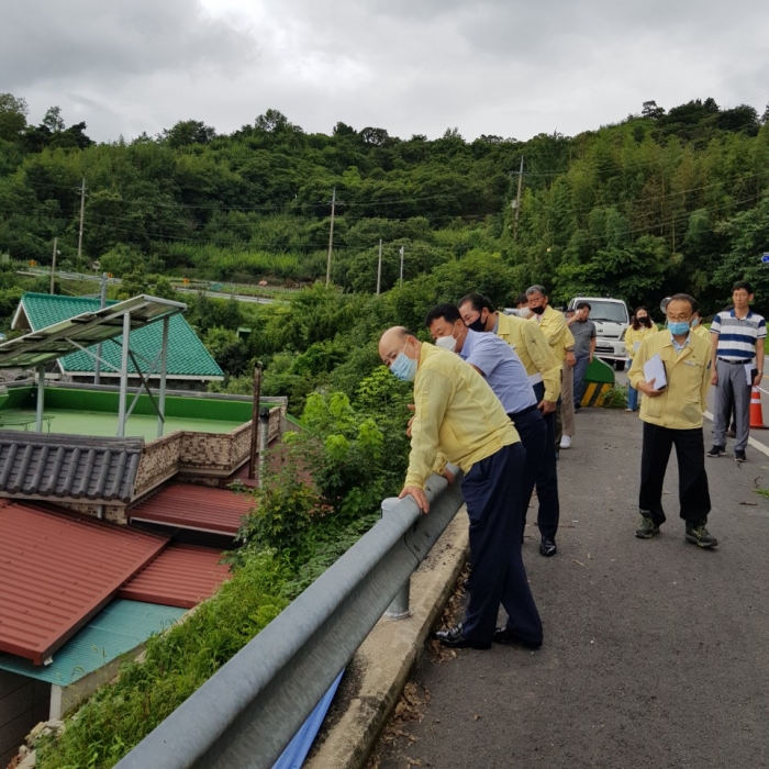 정현복 광양시장이 14일 집중호우 피해가 발생한 진상면 내금마을 법면 붕괴현장을 찾아 긴급 점검을 실시하고 있다.