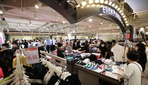 작년 유통업체 매출 6% 증가···온라인 18%↑·오프라인 4%↓